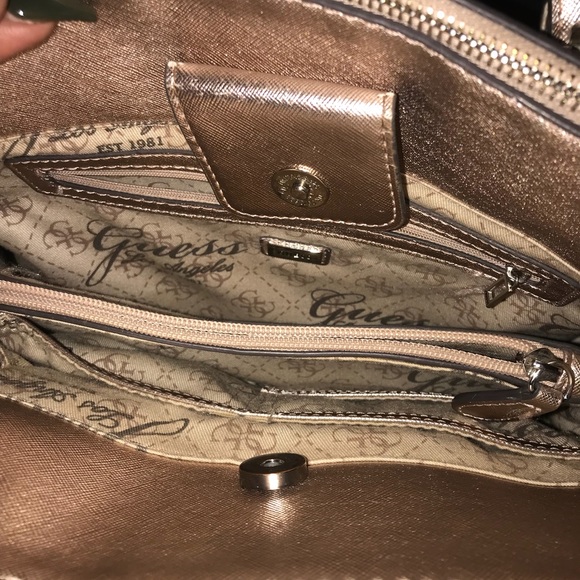 Guess purse - Picture 4 of 4